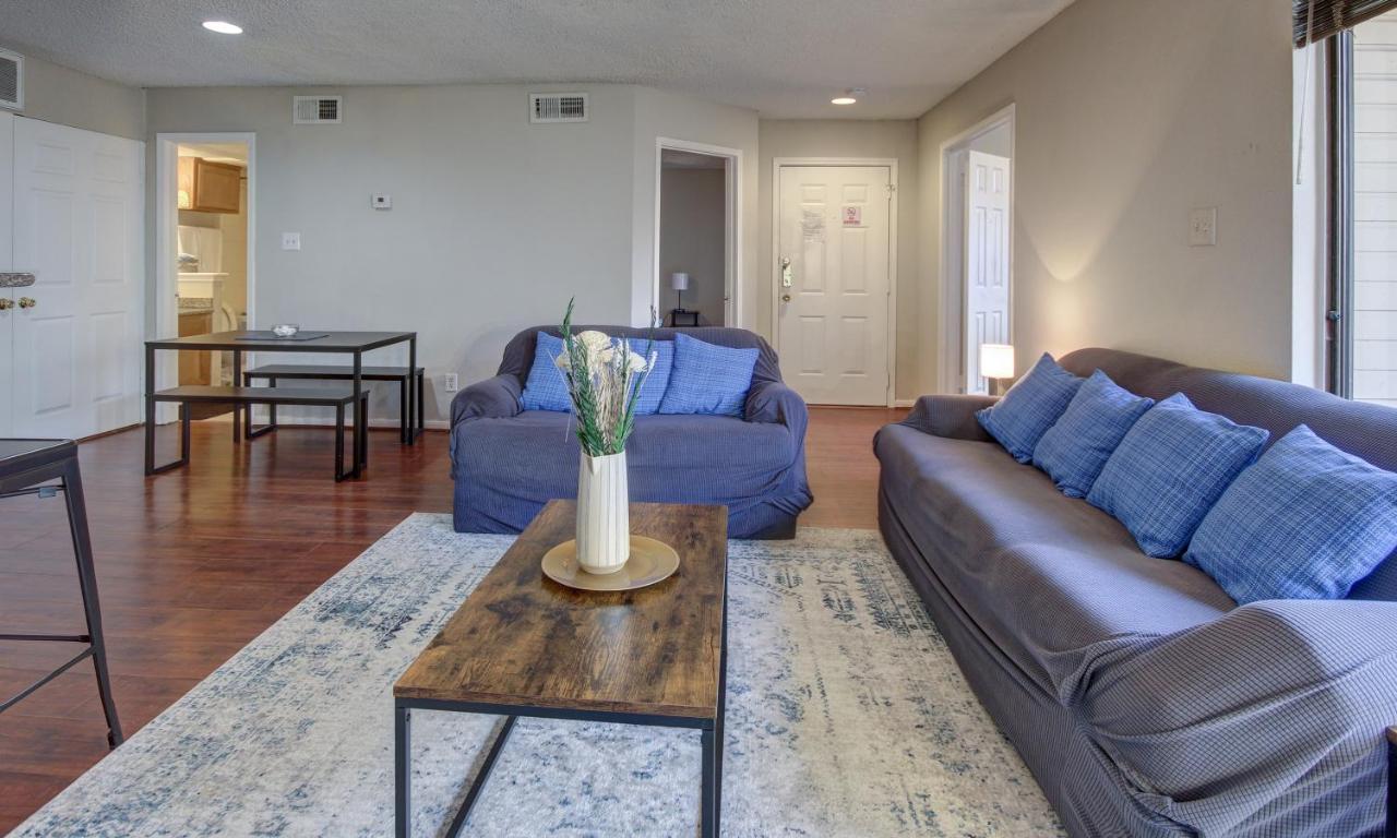 Lovely 2 Bedroom, 1 Bath Condo With Pools And Gym. Houston Esterno foto