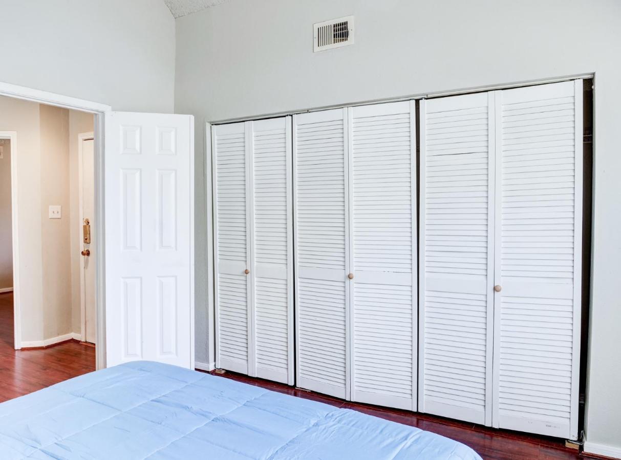 Lovely 2 Bedroom, 1 Bath Condo With Pools And Gym. Houston Esterno foto